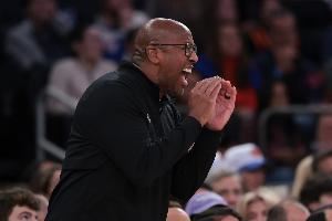 迈克·布朗:两队打得都非常拼 末节一段时间我们战术执行不到位