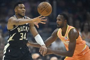 米切尔:我非常尊重字母他是名人堂球员 想要他拥有的东西冠军