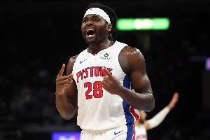 手舞足蹈!斯图尔特强攻打进加罚 和队友激情庆祝