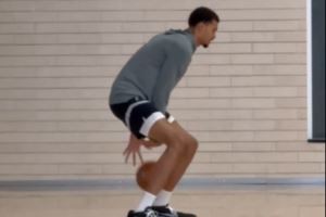 期待回归!记者晒出文班亚马在训练馆场边练运球视频